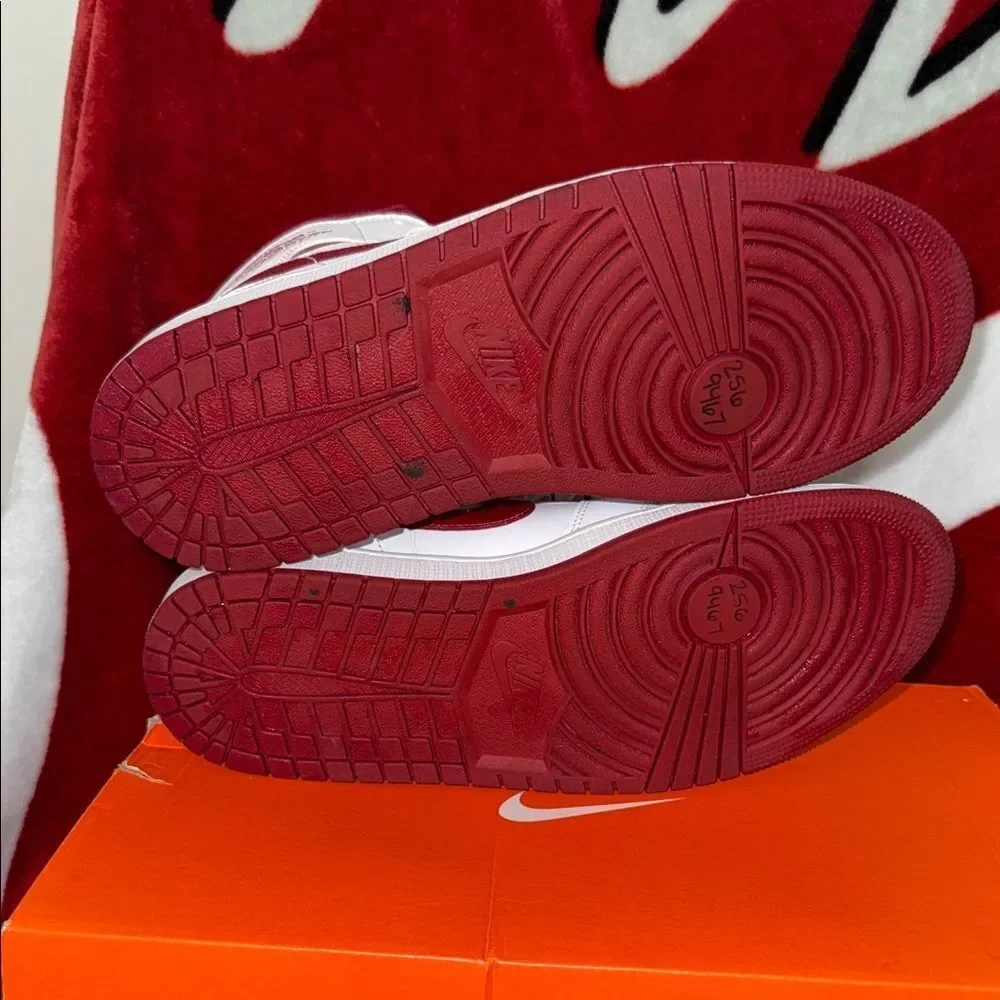 Air Jordan Retro 1 red White High-Top Sneakers